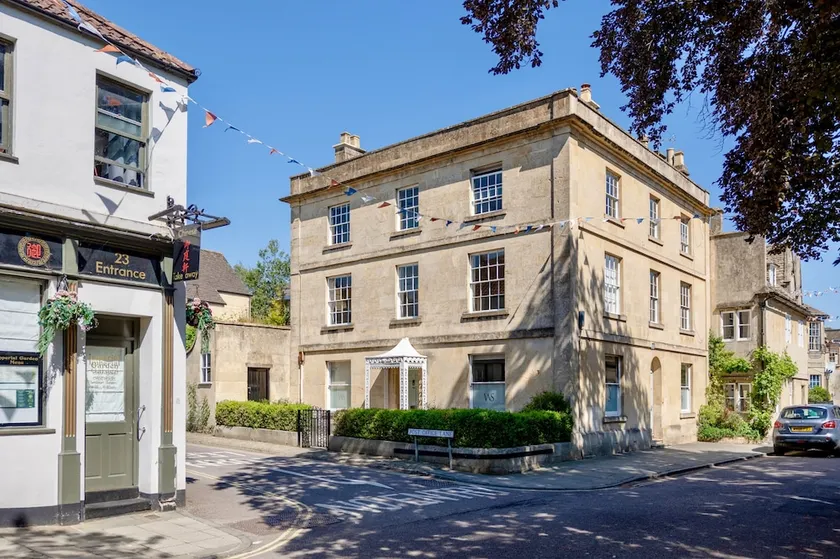Cozy Corsham Apartment With 2 Bedrooms - Image 1