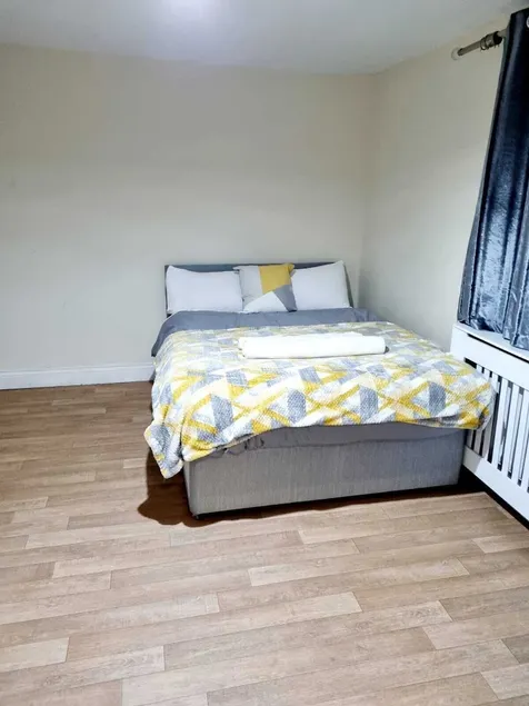 Lovely 5-bed House in Romford, Greater London - Image 1