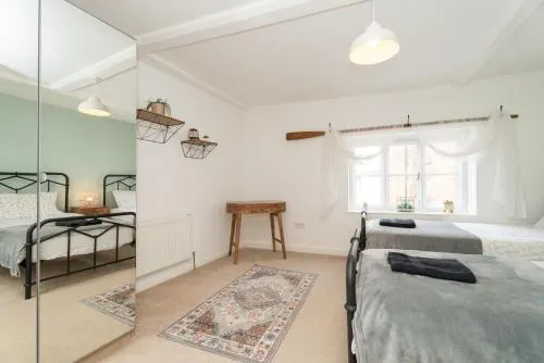 Lion Cottage - Dog-Friendly 3-Bed in Heart of Holt - Image 1