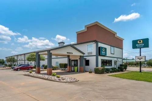 Econo Lodge Inn & Suites Demopolis - Image 1