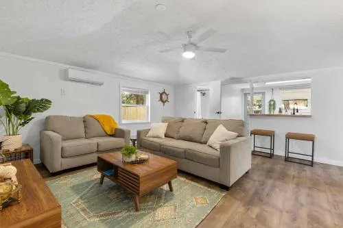 Chic Jensen Beach Cottage, 4 Mi to Downtown! - Image 1