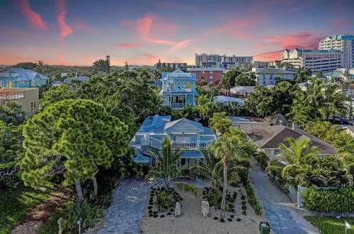 Cottage On Lido Key - One Block To Beach Pool - Image 1