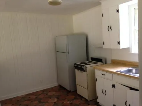 Lakeside Inn - Image 1