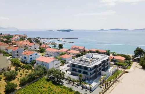 Hotel Crystal - Image 1