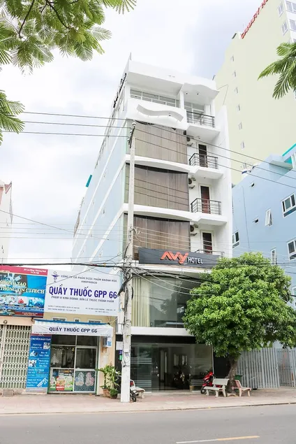 OYO 128 Avy Hotel - Image 1