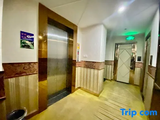 Hongdu Business Hotel - Image 1