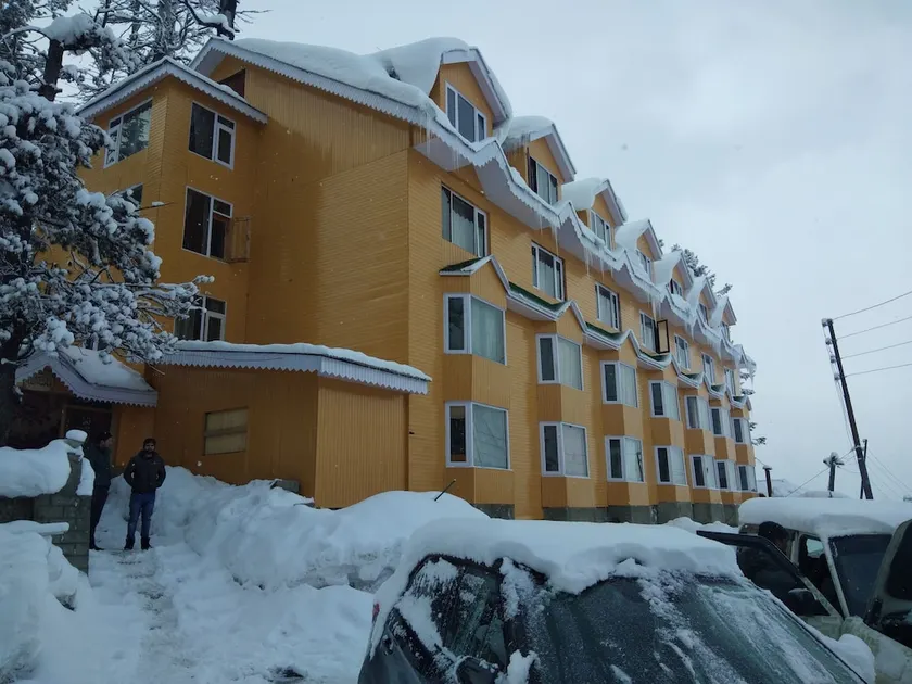 Hotel Zahgeer Continental  Gulmarg - Image 1