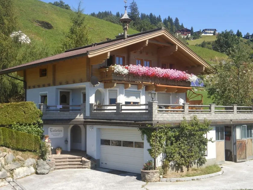 Comfy Apartment in Hollersbach im Pinzgau near Lake - Image 1
