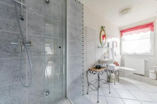 6446 Private Twin-Room with own bath room - Image 1