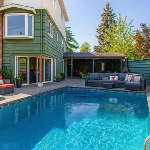 Tranquil Oasis 2 bedroom Suite with Pool View - Image 1