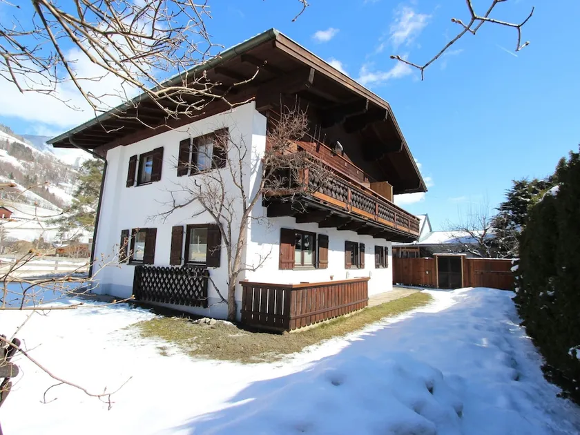 Modern Holiday Home in Bruck an der Großglocknerstraße with Garden - Image 1