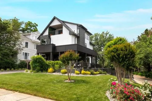 Top of The Hill Luxury Clarendon 4-br Homestay - Image 1