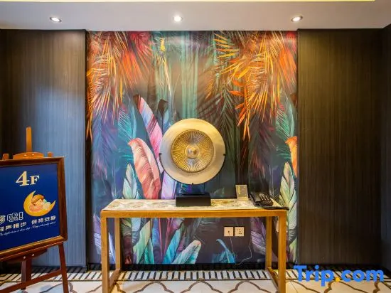 Crystal Holiday Theme Hotel (Taihua City Railway Station Branch) - Image 1