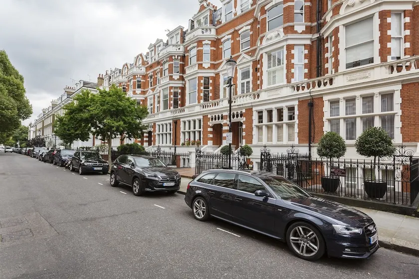 Veeve Two Bedroom Apartment in Earls Court - Image 1