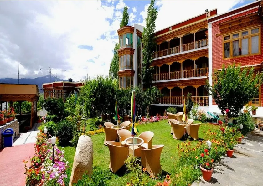Hotel Royal Palace - Image 1
