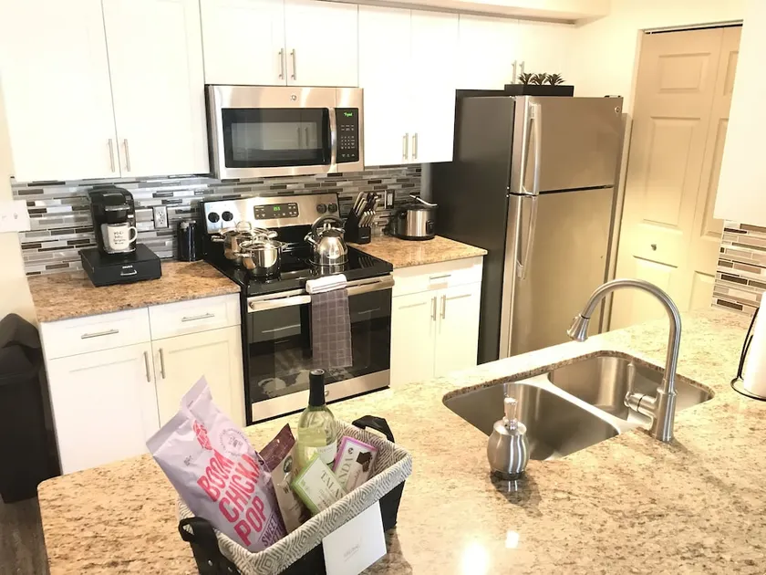 2/2 Sleeps 7 Walk to Sawgrass Mall/BB&T Center/10min from Airport 15min from MIA - Image 1