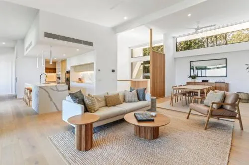 Luxury Holiday Living Noosa Heads - Image 1