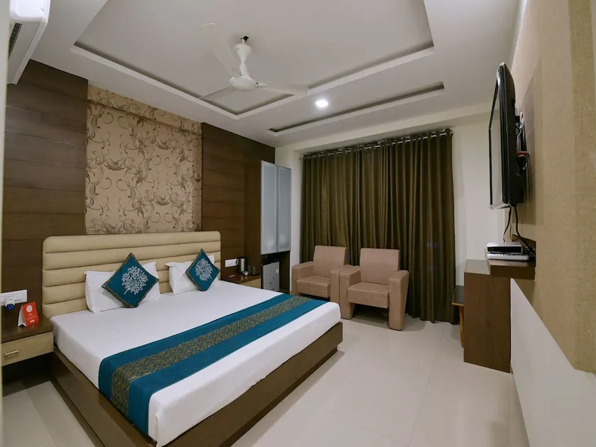 Hotel King Palace by OYO Rooms - Image 1