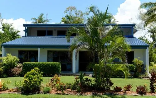 Apollo Jewel No 1 Beachfront Apartments - Image 1