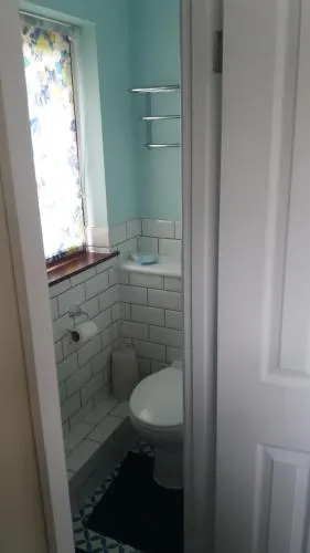 Conifer Lodge Guesthouse - Image 1