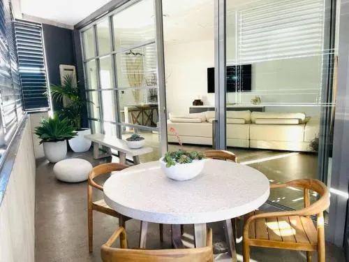 Kozyguru | Botany | 3 Bedroom Designer Holiday Apt - Image 1