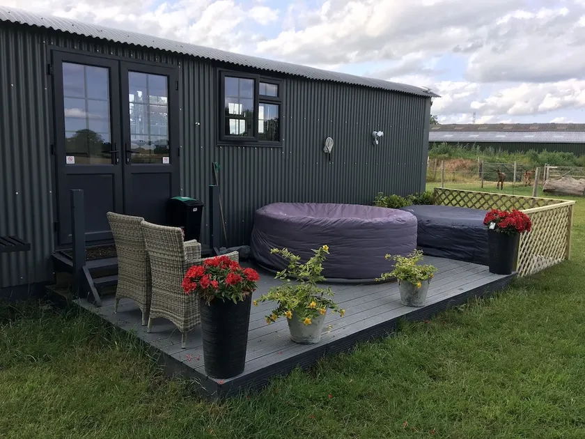 Charming Luxurious Rural Shepherds Hut - Image 1