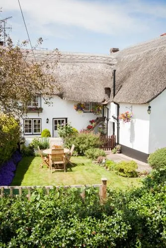 Farmhouse Cottage - Image 1