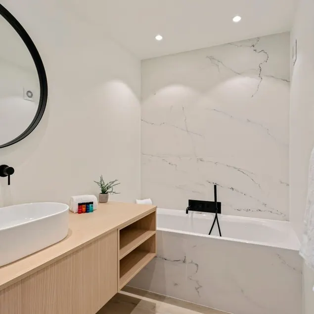 Stylishly refurbished family apartment with stunning sea view - Image 1