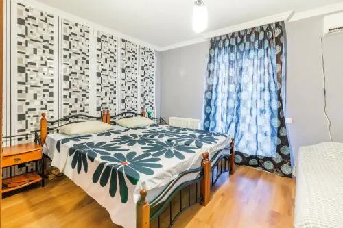 Alex's Guest House - Image 1