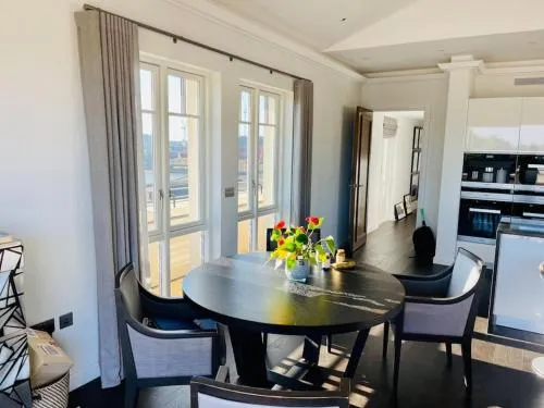 Large luxury Penthouse with free parking garage - Image 1
