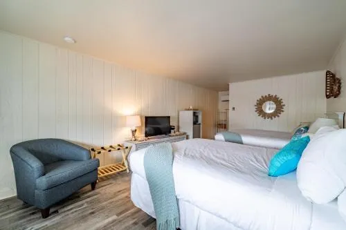 Pirates Cove Motel - Image 1