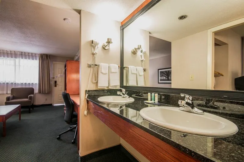 Econo Lodge - Image 1
