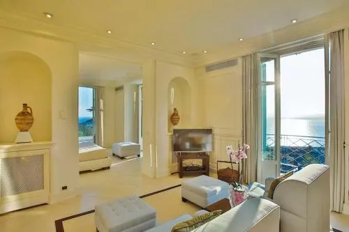 Luxury Villa at Mont Boron, swimming pool overviewing the bay - Image 1