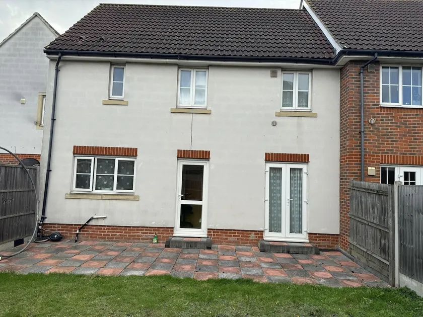Impeccable 4-bed House in London - Image 1
