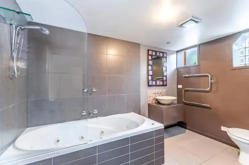 Beachview Bungalow Warrnambool - Image 1