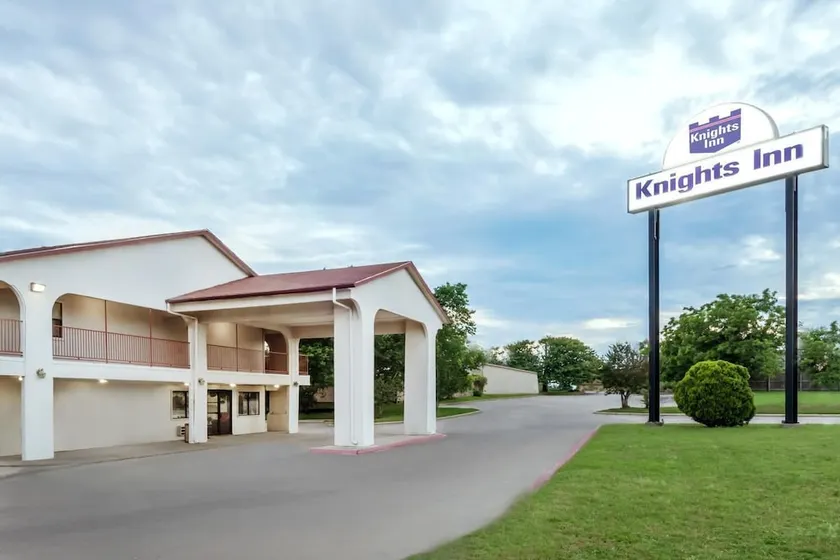 Knights Inn Denton - Image 1