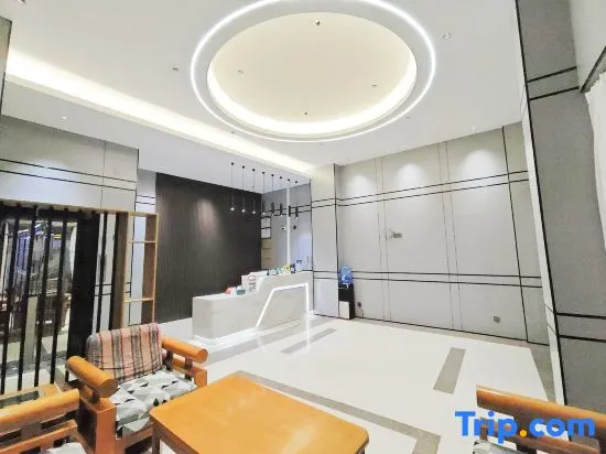 Beiliu Tian Tian Jie Bao Hotel (Beiliu Bus Station Pedestrian Street Food City Store) - Image 1