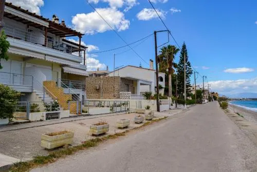 Eclectic Residence With Beach At The Doorstep - Image 1