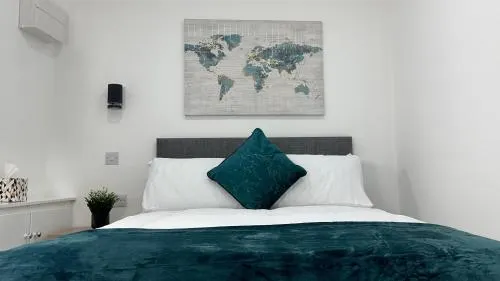 The En-Suite Escape. 4-Bed Luxury Stay - Image 1