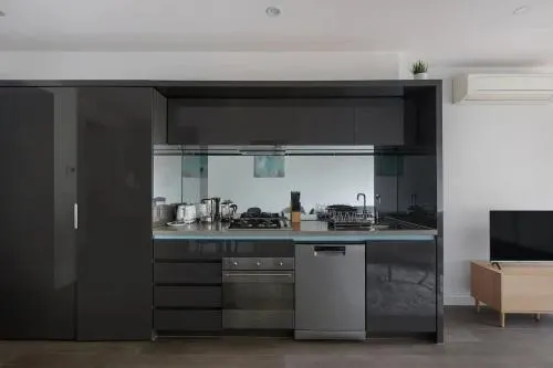 A 3BR Apt Next to Melbourne Zoo, Free Parking - Image 1