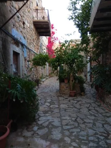 Traditional Rooms Hostel - Image 1