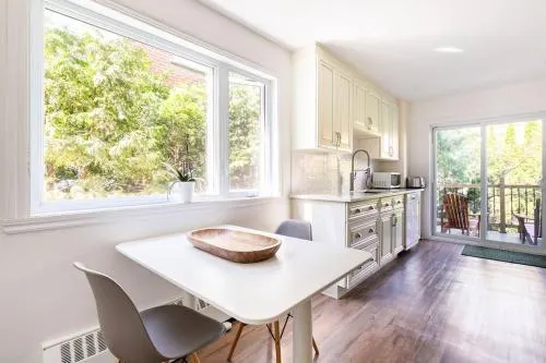 Bright Riverfront 3 Bedroom Condo - Image 1