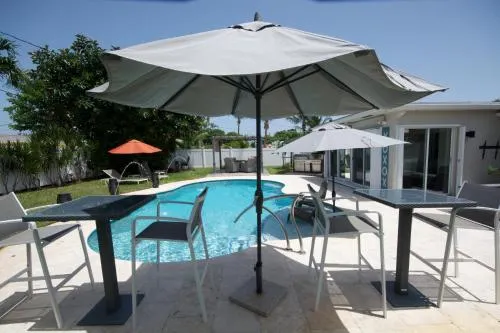 Heated pool bungalow mins from the beach in Deerfield Beach - Image 1