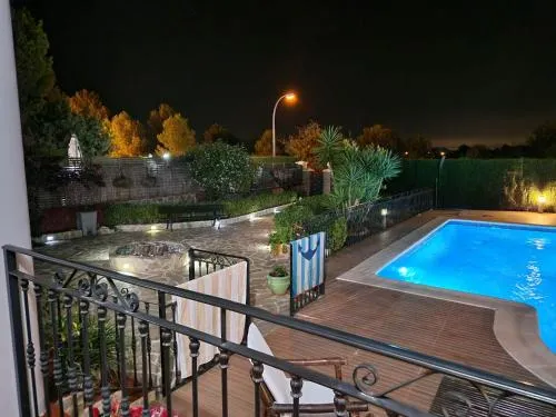 Chalet con piscina en Liria - Image 1