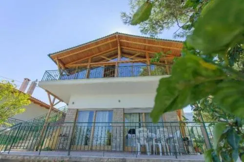 Villa Cleopatra - Image 1
