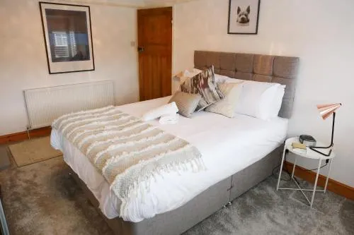 Lions Den - Zoo Accommodation Chester - Image 1