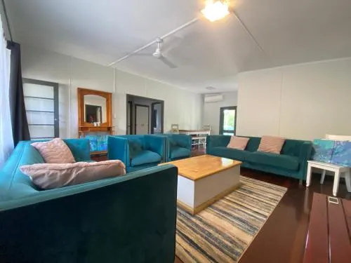 Modern Quiet 3-bedroom Holiday Home, Nelly Bay - Image 1