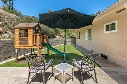 Designer Poolside 1Bed1Bth Retreat - Image 1