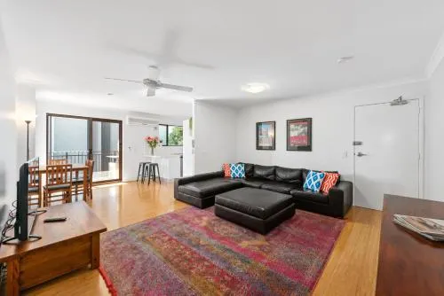 Spacious & Comfy 2 Bed 2 Bath 1 Car Auchenflower - Image 1