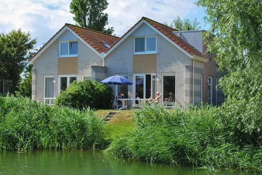 Ferienhaus am Wasser in Friesland - Image 1
